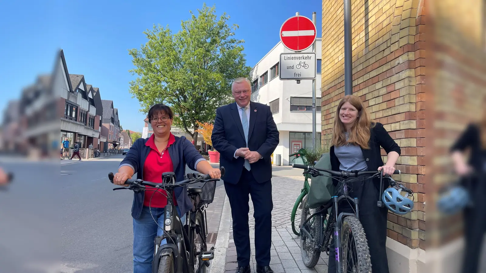 Baudezernentin Claudia Koch, Bürgermeister Daniel Hartmann und Mobilitätsmanagerin Karolin Bludau in der Corbiestraße. Diese ist eine von vielen Straßen in Höxter, die für den Radverkehr in Gegenrichtung freigegeben ist. Hierfür wurde die Stadt im Jahr 2022 positiv bewertet.  (Foto: Stadt Höxter)