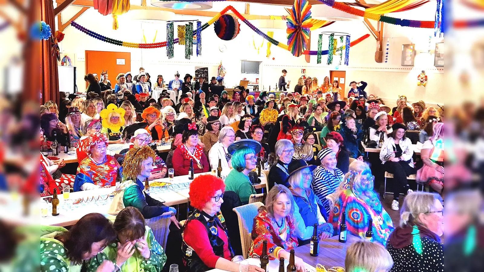 Volles Haus beim Landfrauenkarneval (Foto: Annegret Gauding)