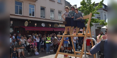 Stolz auf sich, und das zu recht: Der Stuhl steht, und es kostete lediglich Nerven und einige geklemmte Finger. Für die Zuschauer ein großer Spaß. (Foto: Marc Otto)