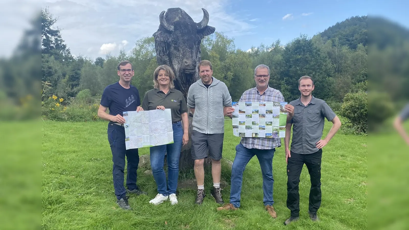 Haben sich zur gemeinsamen Wanderung auf dem GPS-Pfad am Hammerhof getroffen: (v.l.) Bürgermeister Tobias Scherf, Geschäftsführerin des Naturparks Dörte Pieper, Wirtschaftsförderer Sören Spönlein, Ortsvorsteher Scherfede Johannes Thonemann und Touristiker der Hansestadt Warburg Lucas Lambracht  (Foto: Stadt Warburg)