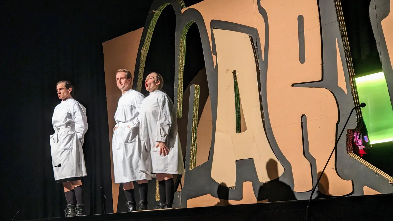 Die Mitwirkenden Rino Hosennen, Luca Zahn und Hannah Im Hof auf der Bühne der Stadthalle Beverungen. (Foto: Kulturgemeinschaft Beverungen)