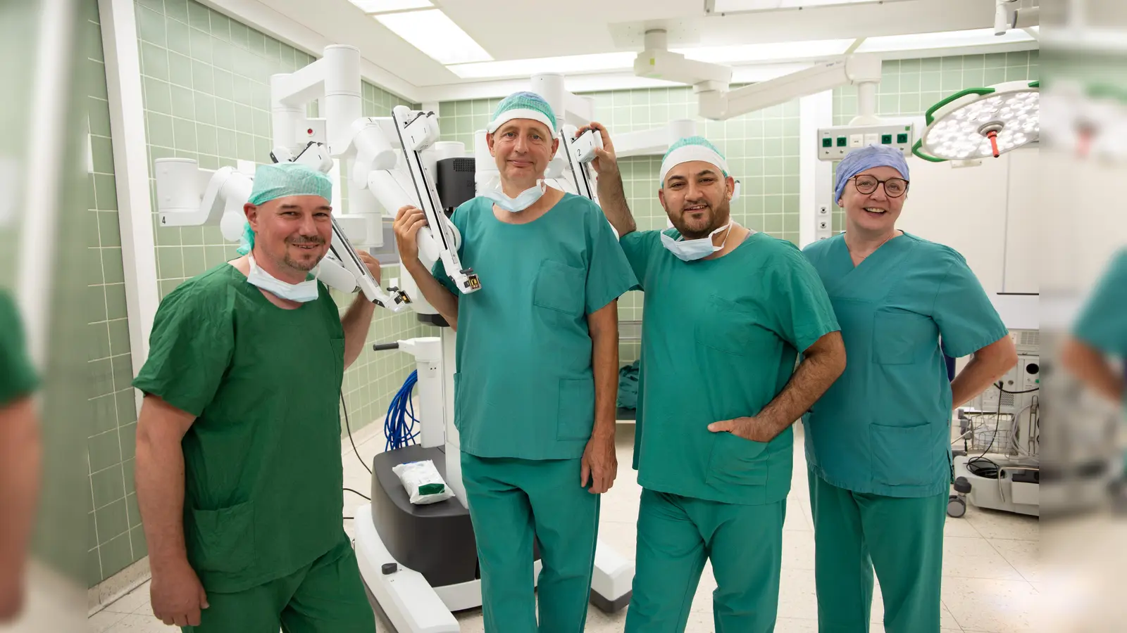 Mehr als 200 Eingriffe sind in der Urologie am St. Ansgar Krankenhaus der KHWE bereits mit dem OP-Roboter Da Vinci durchgeführt worden (von links): Chefarzt Dr. Saša Pokupić, Leitender Oberarzt Dr. Michael Härtlein, Oberarzt Mohamad Shwaish und Annette Kriegel (OP-Management). (Foto: KHWE)