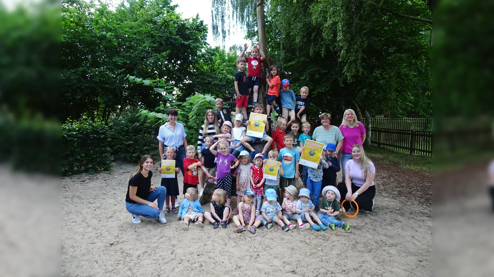 Stolz zeigen die Kinder mit Mitarbeitenden der Kita Buddelkiste in Steinheim die Kindermeilen-Urkunden. Die „Piraten“ und „Mäuse“ waren fleißig zu Fuß sowie mit Rad, Roller und Laufrad unterwegs (Foto: Kita Buddelkiste)