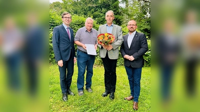 Kreisheimatpfleger Hans-Werner Gorzolka (2. v.l.) hat Jürgen Menne (3. v.l.) zum Ortsheimatpfleger von Welda ernannt. Bürgermeister Tobias Scherf (l.) und Ortsvorsteher Hubertus Kuhaupt (r.) waren zugegen und gehörten zu den ersten Gratulanten. (Foto: privat)