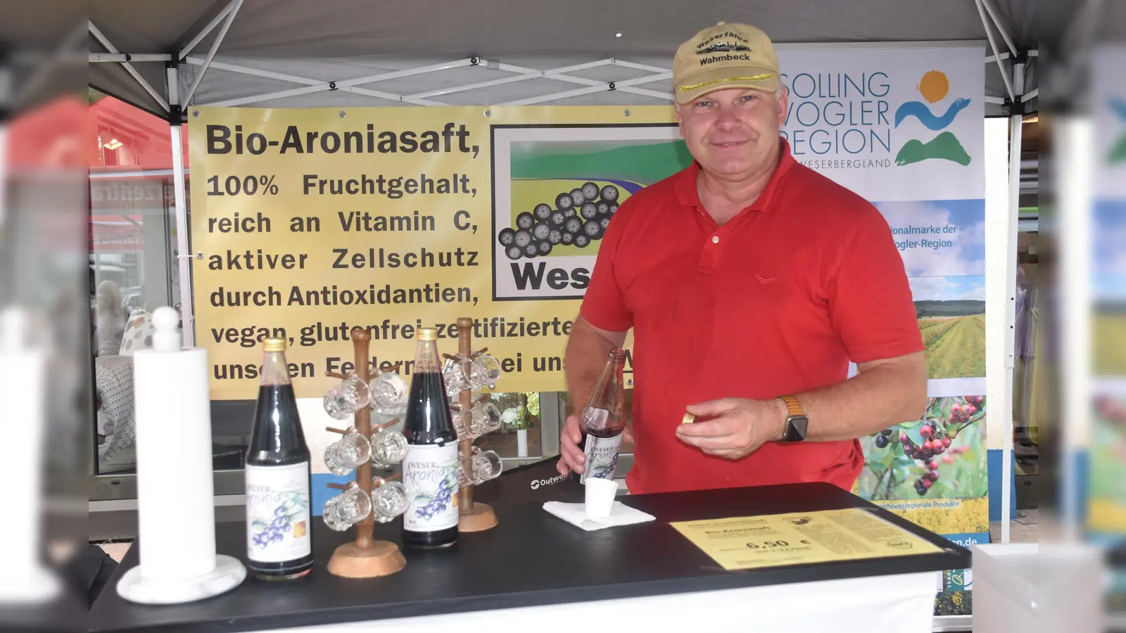 Reiner Aroniabeerensaft von „WeserAronia“ aus Wahmbeck wurde von Carsten Ilsemann angeboten. Der reine Bio-Fruchtsaft soll reich an Vitamin C und Antioxidantien sein.  (Foto: Barbara Siebrecht)