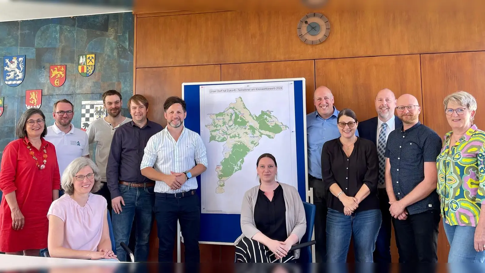 Der Vorstand der Lokalen Aktionsgruppe (v.l.): Dr. Jutta Klüber-Süßle, Manuel Liebig, Patrick M. Bienstein, Sebastian Rode, Tino Wenkel, Thomas Junker, Claudia Wolf, Wolfgang Anders, Jan Schametat, Marion Becker, sitzend Christine Bossow und Trisha Daniel. (Foto: privat)