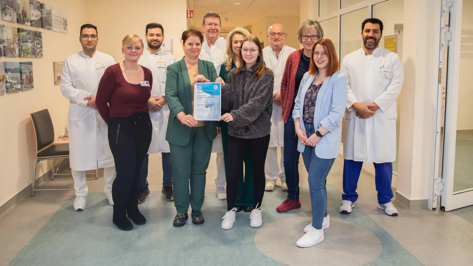 Das Team des Adipositaszentrums am St. Josef Hospital der KHWE ist erneut als Referenzzentrum zertifiziert worden (von links): Mina Benyamin, Christin Nissen, Mohamed Almariri, Tanja Göllner, Dr. Florian Dietl, Tatjana Schmidt, Harry Feist, Martina Göllner, Laura Gausemeier und Halim Fanous. (Foto: KHWE)