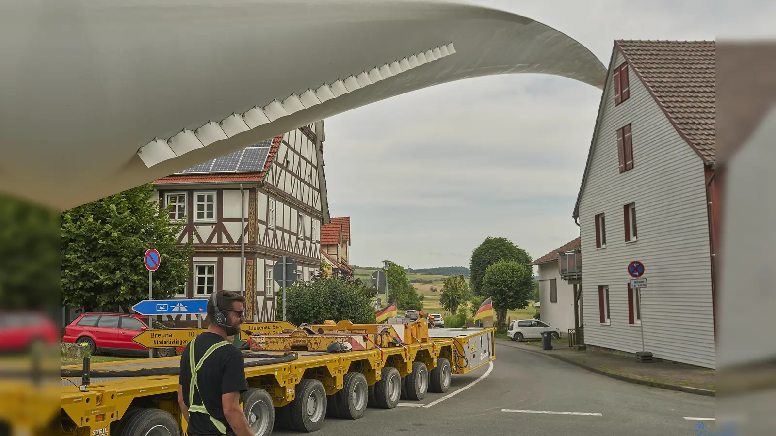 Millimeterarbeit: Der Transport des 25 Tonnen schweren Rotorblattes verlangte von den Fahrern volle Konzentration. Mit Schrittgeschwindigkeit bewegte sich der Koloss zu seinem Ziel bei Zwergen. (Foto: Stefan Bönning)