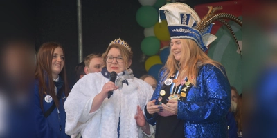 Ihre Tollität, Prinzessin Yvonne die Organisierende wurde auf der Sparkassenbühne in Süßigkeiten aufgewogen.  (Foto: Barbara Siebrecht)