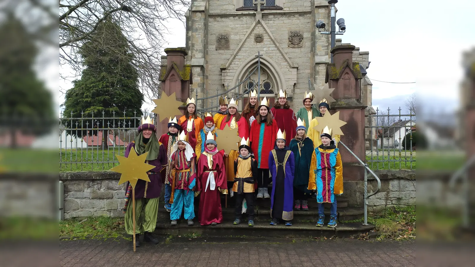 Die Sternsinger vor der St. Blasius Kirche in Körbecke. (Foto: privat)