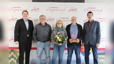 (v.l.) Bürgermeister Nicolas Aisch, Ortsvorsteher von Borgholz Franz-Josef Wegener; Gaby Römer, Gerhard Brast und Georg Schulze. (Foto: Stadt Borgentreich)