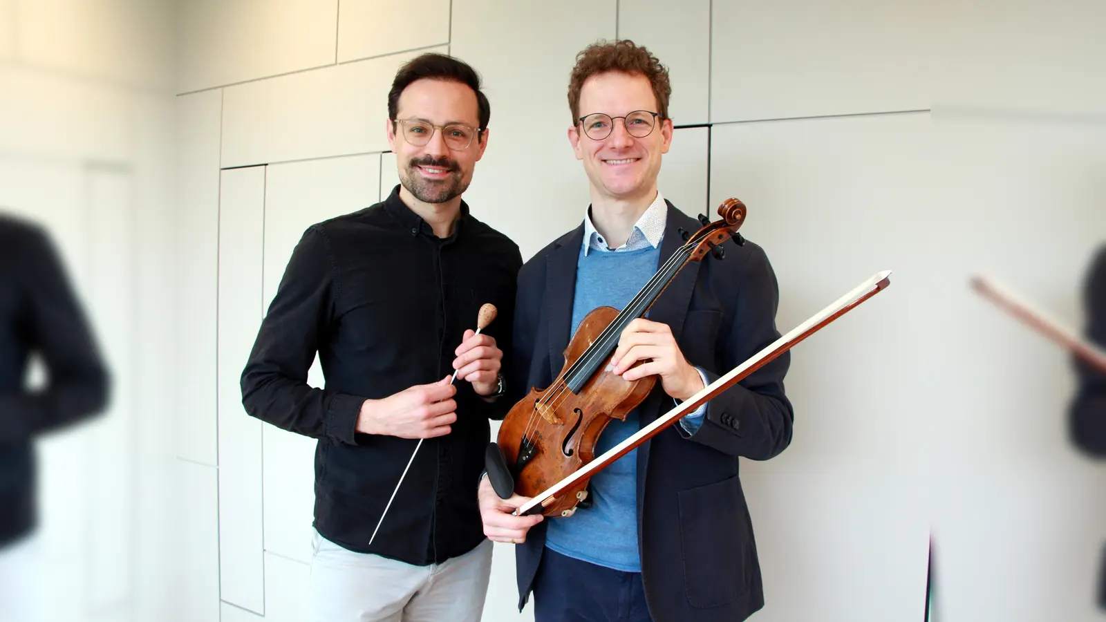 Dirigent Gerald Mair (links) und Solist Jonathan David Misch freuen sich auf ein abwechslungsreiches Programm bei den Sinfoniekonzerten.. (Foto: Sinfonieorchester Paderborn)