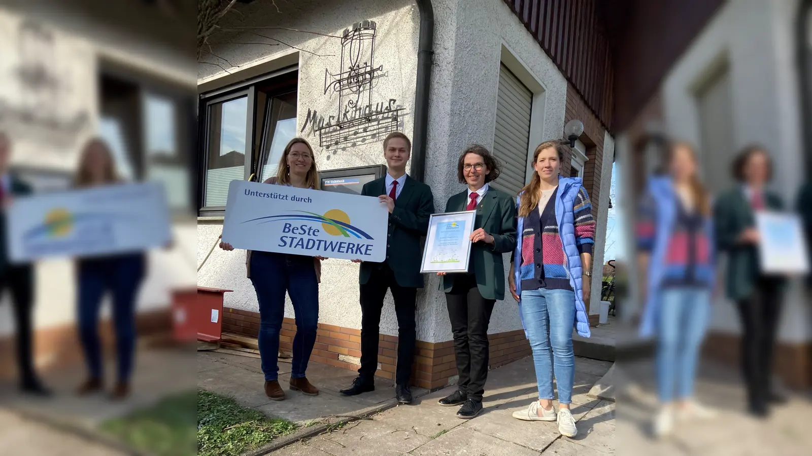 Stefan Müller (Vorsitzender des Musikvereins), Nicole Ulbrich (BeSte Stadtwerke), Monika Riepen (Vorsitzende des Musikvereins) und Julia Franzmann (BeSte Stadtwerke). (Foto: BeSte Stadtwerke)