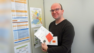 Andreas Oesselke vom Wahlamt der Stadt Brakel möchte auf den „online” verfügbaren Wahlscheinantrag aufmerksam machen. (Foto: Stadt Brakel)