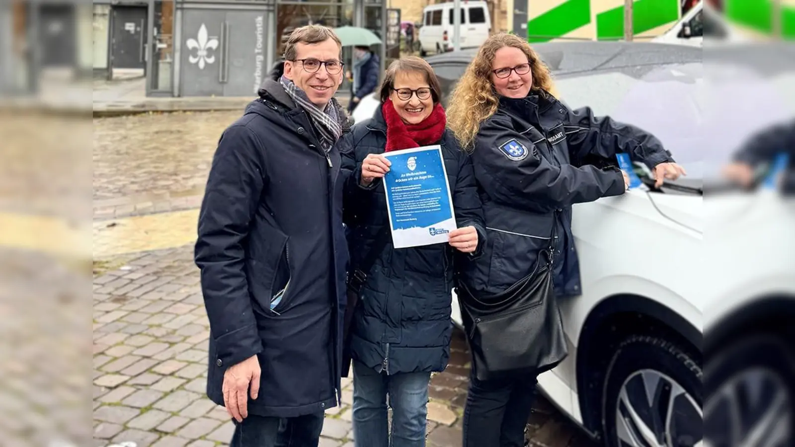 Nachsicht in der Vorweihnachtszeit: Bürgermeister Tobias Scherf und die beiden Außendienstmitarbeiterinnen des Ordnungsamtes Ina Spors und Sabine Peschel verteilen in der hektischen Weihnachtszeit freundliche Ermahnungen statt Bußgelder. (Foto: Stadt Warburg)