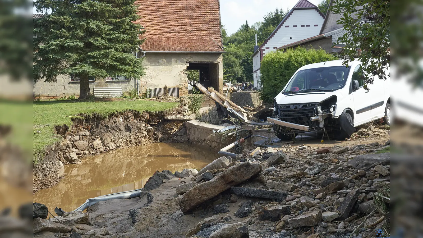 Ein Bild der Verwüstung zeigte sich in Gottsbüren nach dem Unwetter in der Nacht auf Freitag. (Foto: Stefan Bönning)