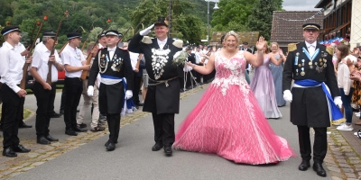 Das Schützenkönigspaar Heinz-Jürgen I. und Sonja I. nahm die Parade des Festzuges ab. <br><br> (Foto: Barbara Siebrecht)