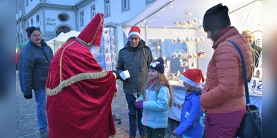 Stimmungsvoller Weihnachtsmarkt am Hafenbecken (Foto: Barbara Siebrecht)