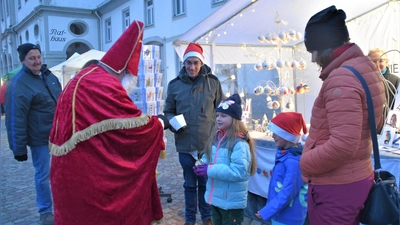 Stimmungsvoller Weihnachtsmarkt am Hafenbecken (Foto: Barbara Siebrecht)