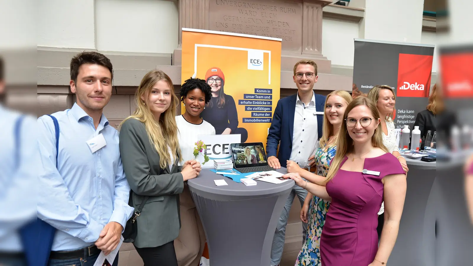 Studierende und Unternehmen vernetzen sich an den Unternehmensständen im Lichthof der HAWK. (Foto: HAWK)