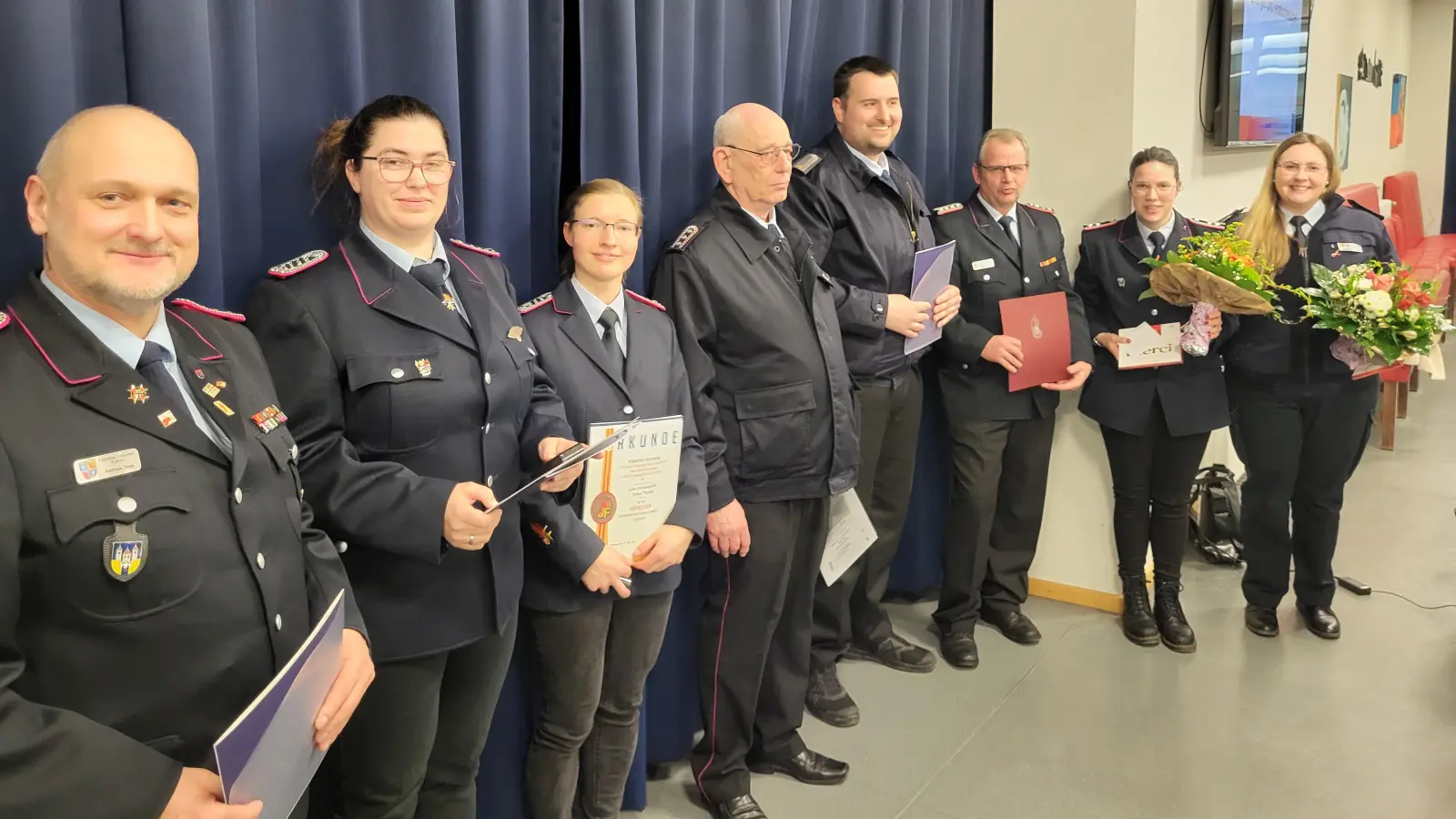 Geehrte und Verabschiedete. (Foto: Kreisfeuerwehr Holzminden)