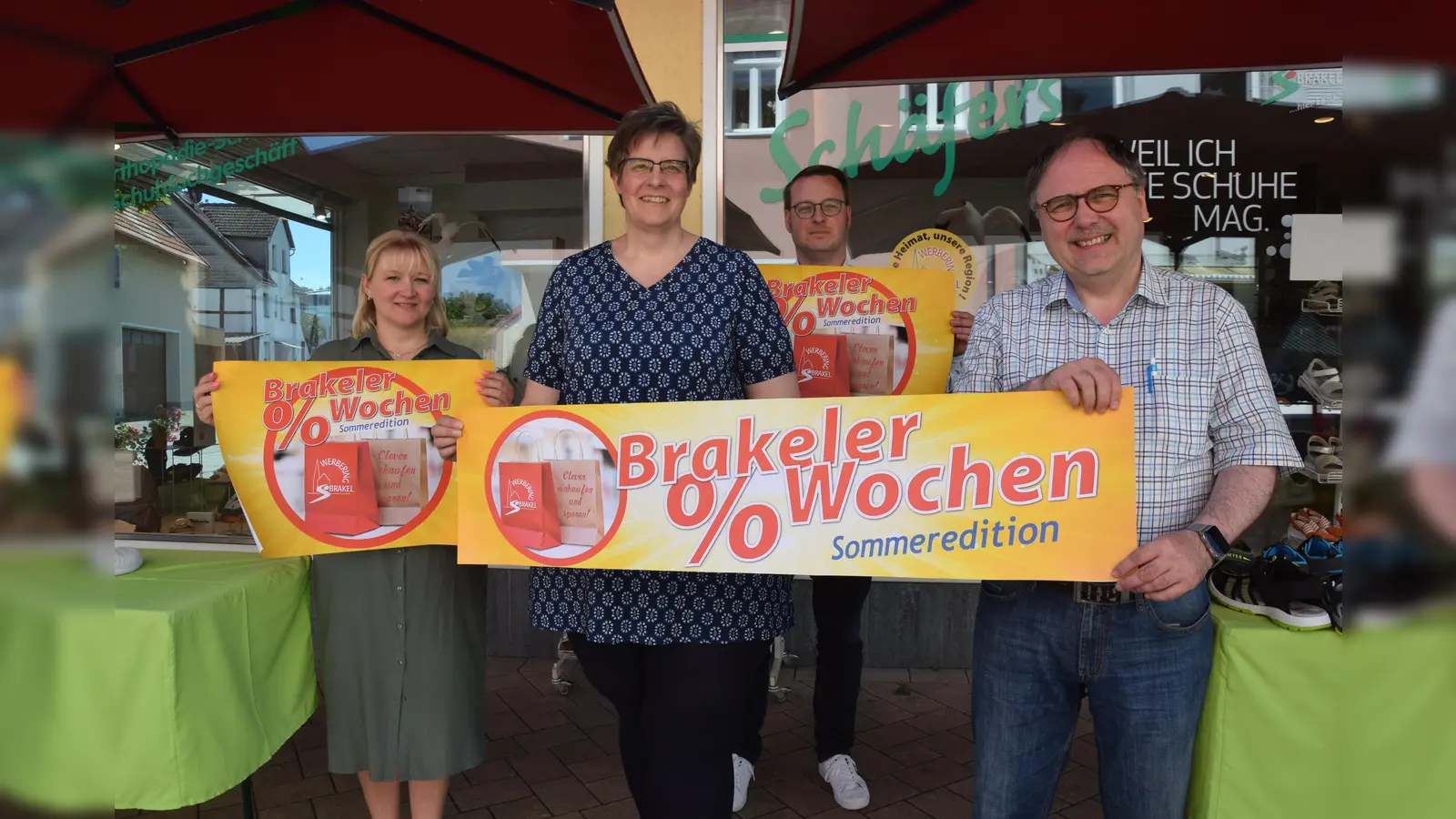 V.l.: Ljudmilla Penner, Simone Schulz-Meier, Alexander Kleinschmidt und Rainer Schäfers zeigen Banner und Aufkleber der nächsten Rabatt-Aktion. (Foto: Marc Otto)