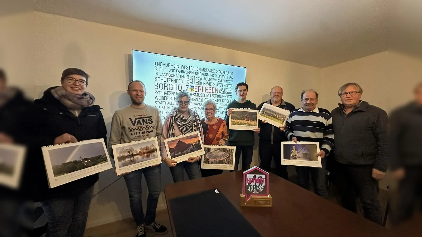 Übergabe von eine Gratisexemplar durch den Ortsvorsteher Franz-Josef Wegener (r.): Elisabeth Temme, Peter Bormann, Elke Disse, Brigitte Kersting, Christoph Wulf, Franz-Ferdinand Wolf. (Foto: privat)