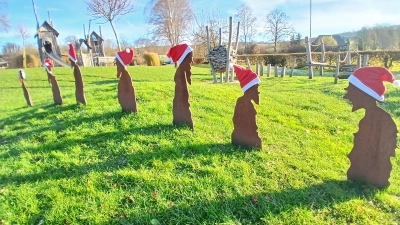 Gut bemützt starteten die Sieben Zwerge in die diesjährigen Advents- und Weihnachtszeit und sorgen so für bunte Farbtupfer im Ludowinengarten in Bökendorf. (Foto: Bernhard Aufenanger)