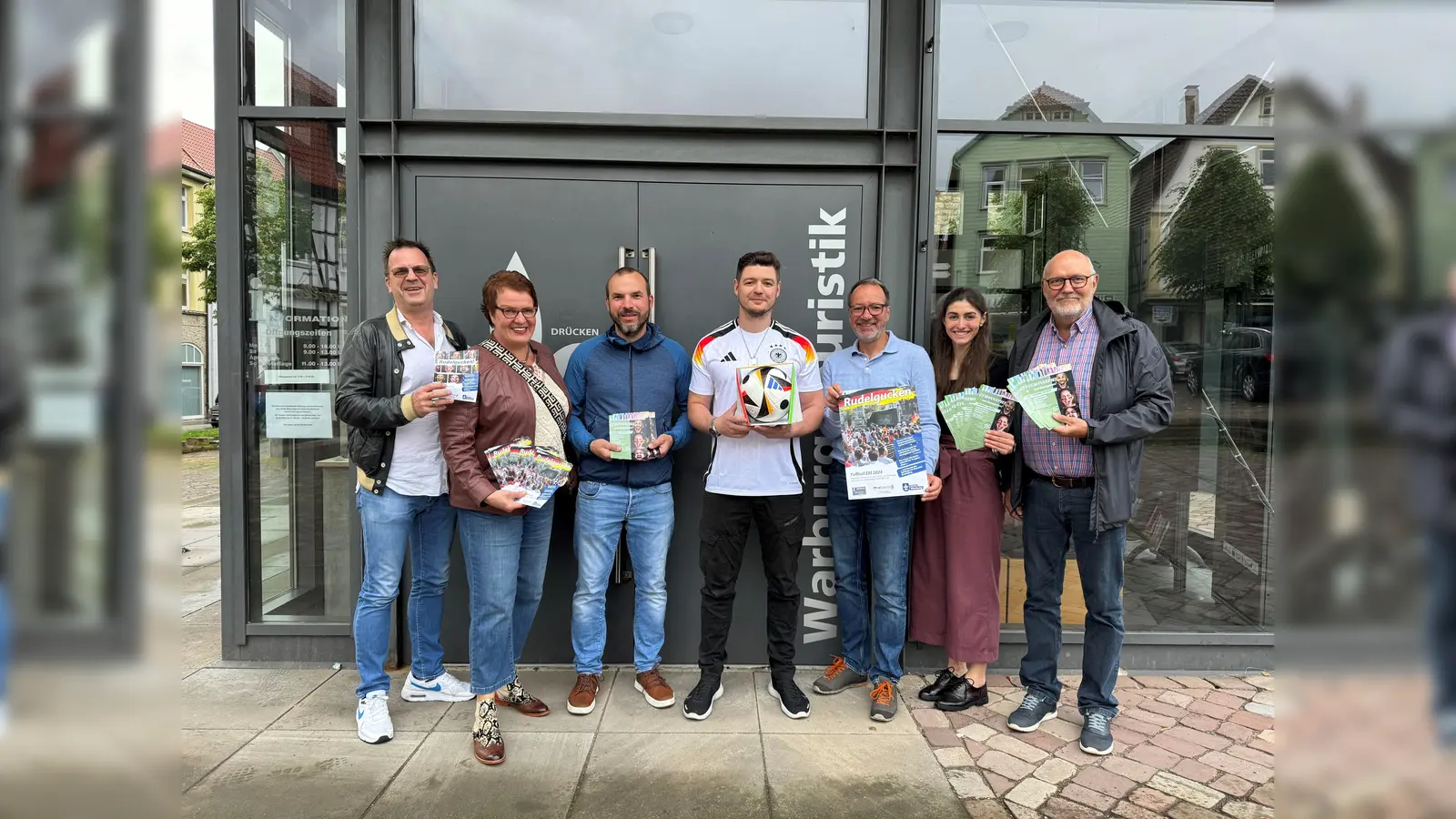 (v.l.) Philipp v. Schöning (DODIKO), Nicole Scheifers (Warburger Hanse). Oliver Rößling (REWE Markt Warburg), Alexander Martel (Sport MEWES), Wilm Pollmann und Selina Knipping (beide Warburger Hanse) und Reinhard Becker (Optik Becker).  (Foto: Stadt Warburg)