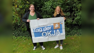 Ronja Dörge und Alina Niemeyer von der Kreisjugendpflege freuen sich über die Entwicklung bei der offenen Kinder- und Jugendarbeit. (Foto: Landkreis Holzminden)