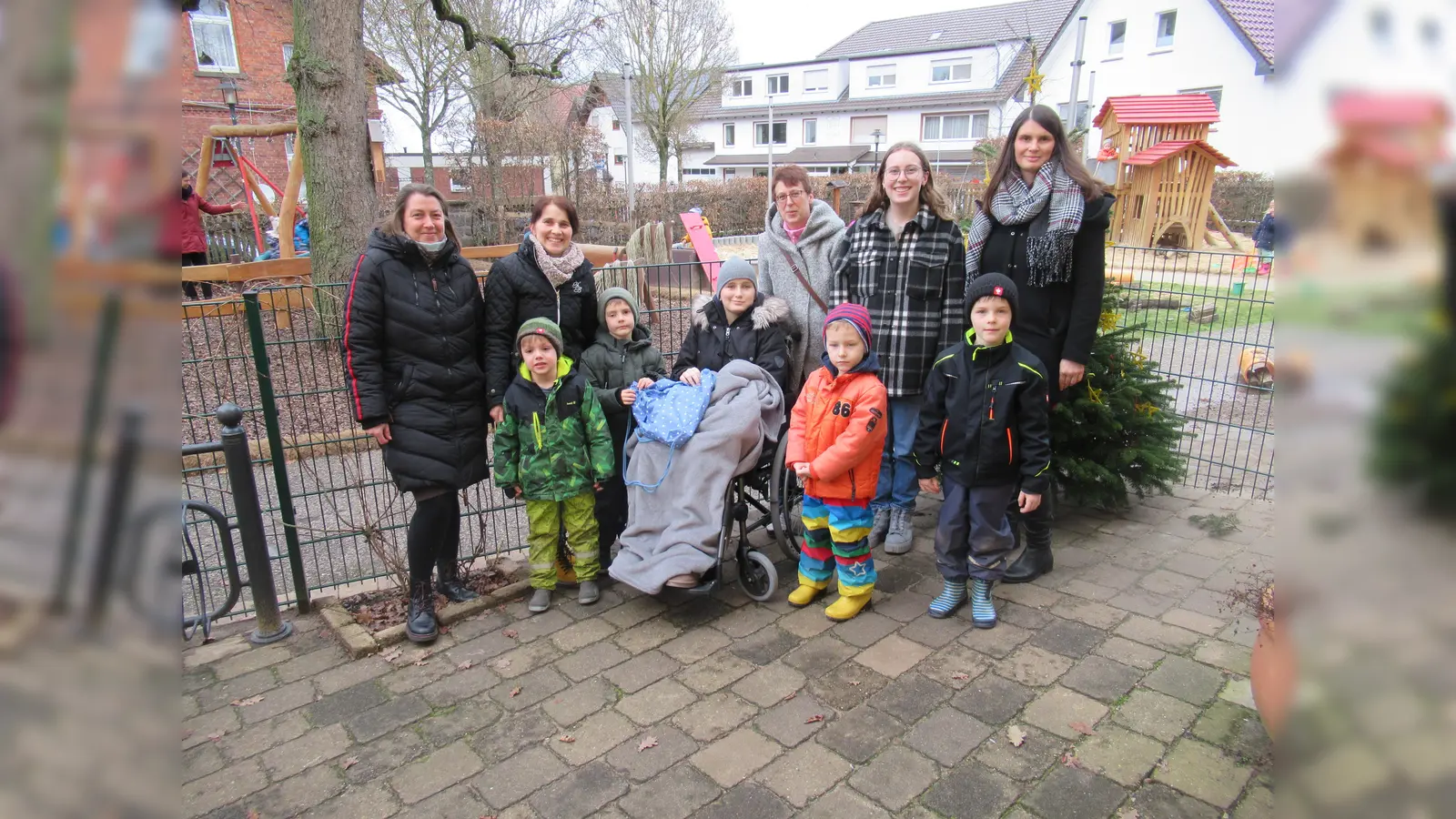 V.l.: Frau Drüke (Elternbeirat), Stefanie Sievers (KiTa-Leitung), Frau Kemsies, Lara Kemsies, Frau Voß (Elternbeirat) mit Marie Kemsies (Mitte) und den Kindern Bennet, Emil, Frederik und Justus. (Foto: privat)