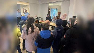 Kinder singen in den Neuen Höfen für die Bewohner und überreichen die Weihnachtspost. (Foto: ZEE)