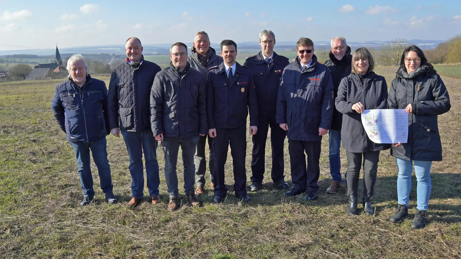 Die planungsrechtlichen Voraussetzungen für den Neubau wurden geschaffen (v.l.): Michael Dickhausen, Dirk Simon, Alexander Kleinschmidt, MdL Matthias Goeken, Thomas Rohde, Markus Wieners, Sven Heinemann, Norbert Loermann, Ulrike Hogrebe-Oehlschläger und Ines Koßmann. (Foto: Stadt Brakel)