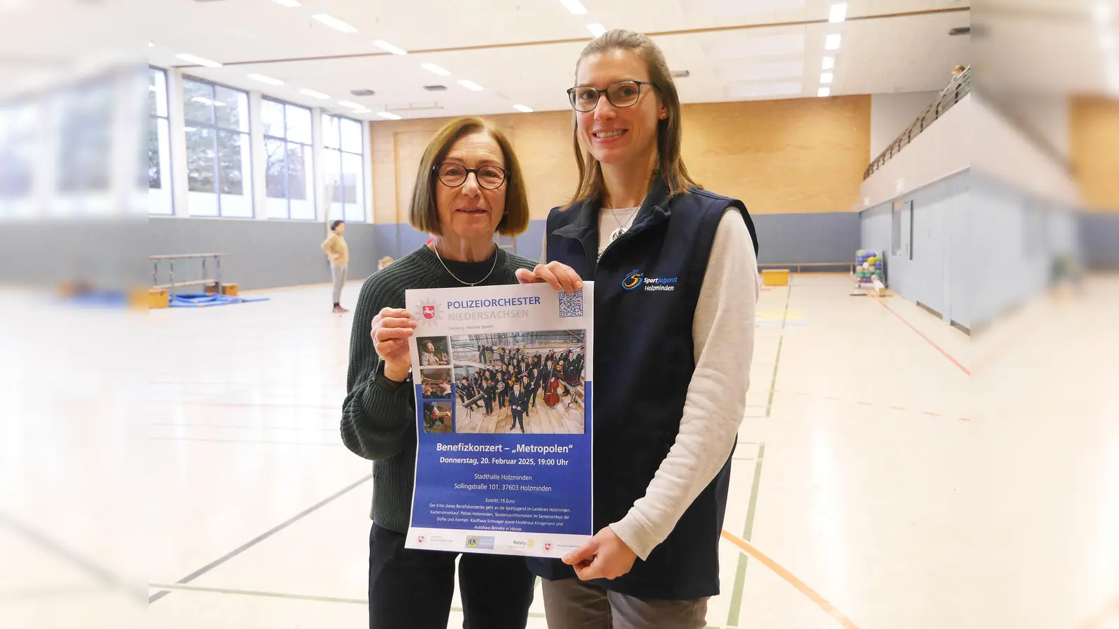 Die Vorfreude auf das Benefizkonzert des Polizeiorchesters Niedersachsen ist groß bei Irmgard Schrader (links) und Jennifer Janele von der Sportjugend Holzminden. (Foto: Schwannecke / Kreissportbund Holzminden)