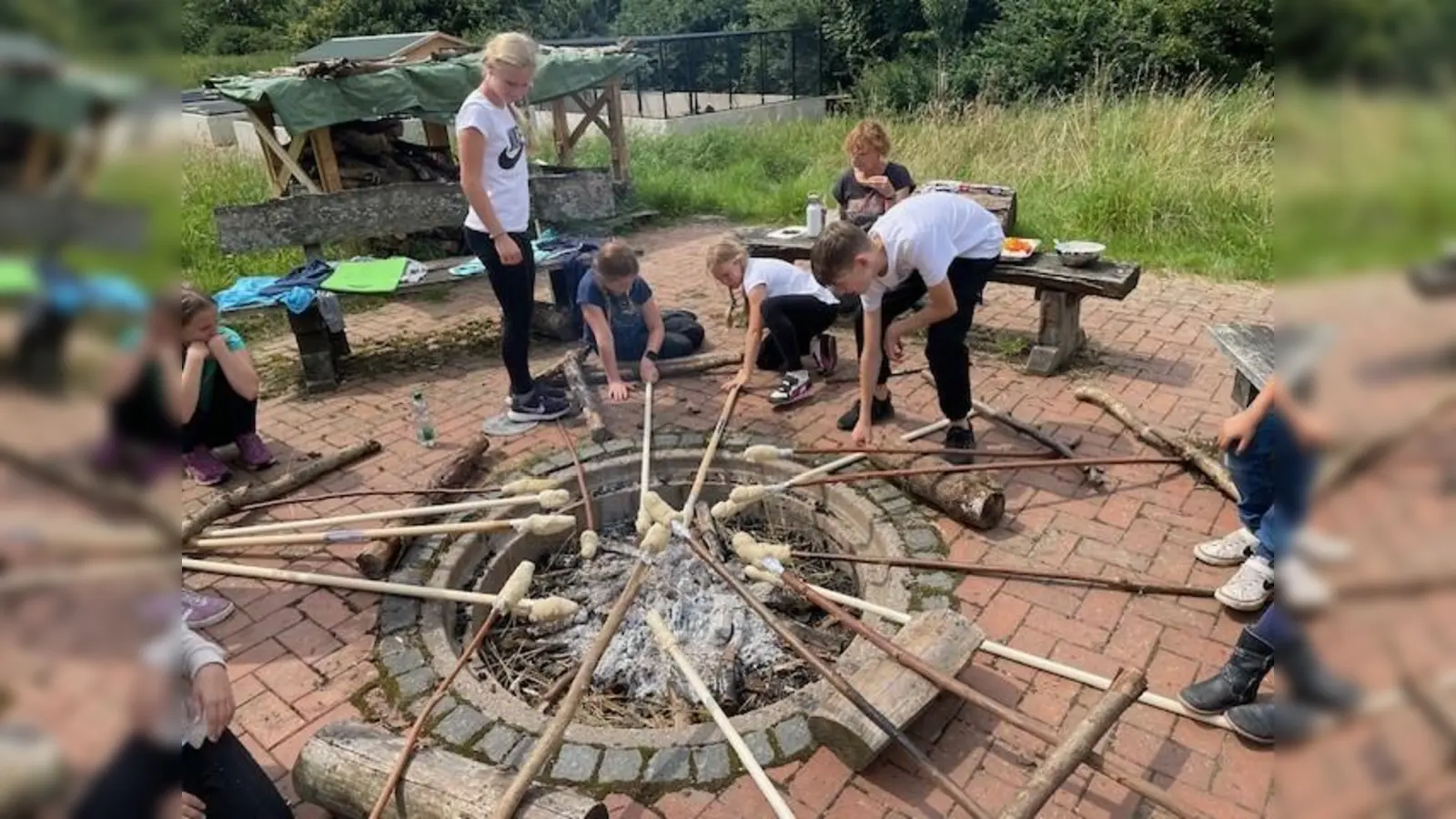 Gemeinsamer Lagerfeuer-Abend mit Stockbrot. (Foto: Kinderschutzbund Warburg)