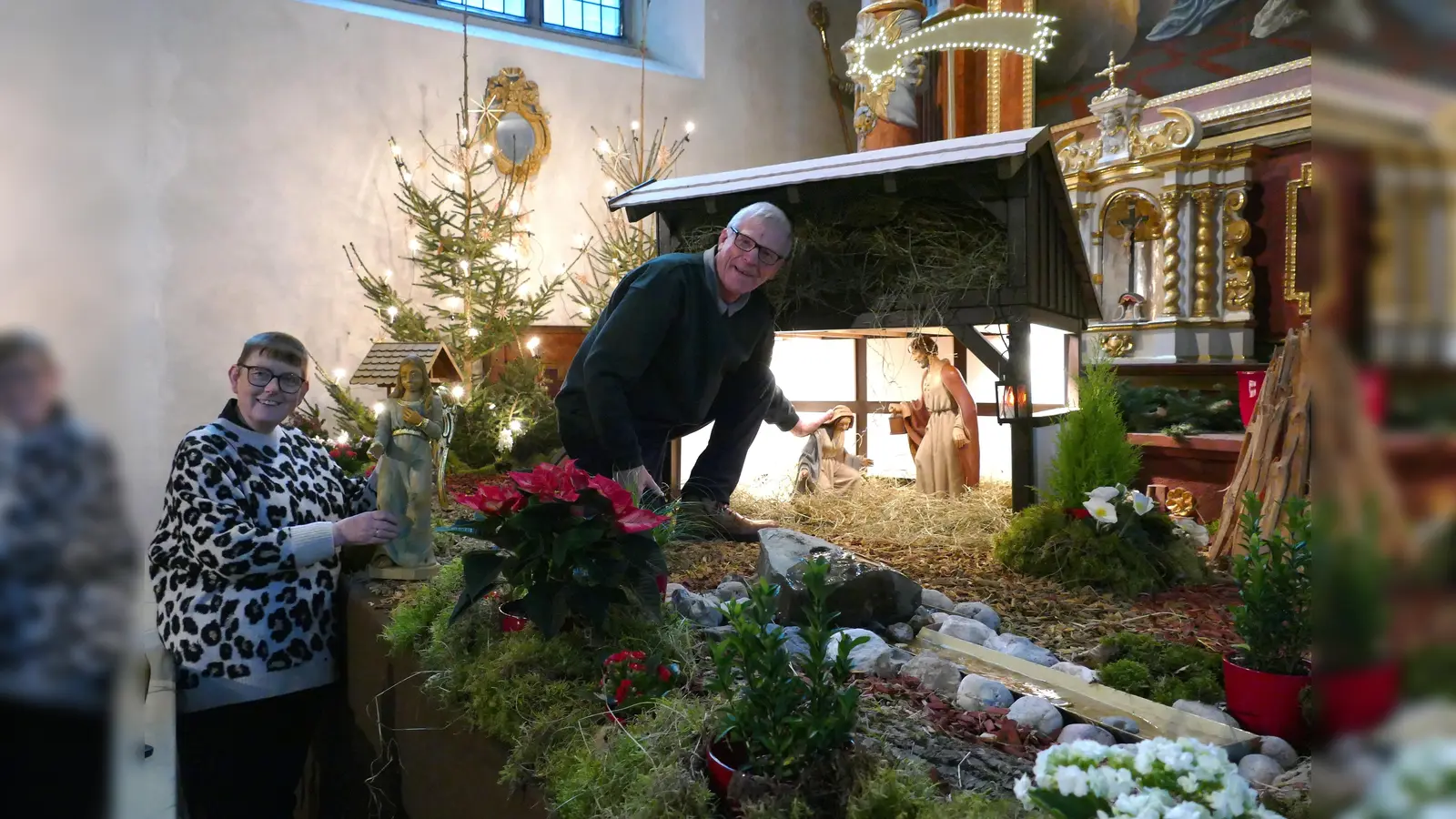 Nach dem Sonntagsgottesdienst am dritten Advent haben Helga und Johannes Gritzo Maria und Josef und auch den Engel zur Krippe geholt. Mit viel Liebe zum Detail setzt das Küsterehepaar Jahr für Jahr das Geschehen der Heiligen Nacht in Szene.  (Foto: Kirchengemeinde Corvey)