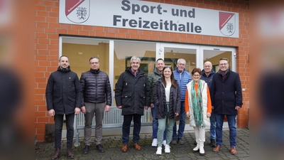 Die Sport- und Freizeithalle Bökendorf ist nun für alle Gäste barrierefrei zugänglich, ein weiterer Meilenstein in Richtung Inklusion, (v.l.) Tim Lütkemeier, Planer Stefan Koßmann, Bürgermeister Hermann Temme, Helmut Bolte und Annabell Starke-Uzun vom Sportverein SV 21 Bökendorf, Norbert Loermann, Ursula Grewe, Detlef Bargholt und Alexander Kleinschmidt. (Foto: Stadt Brakel)