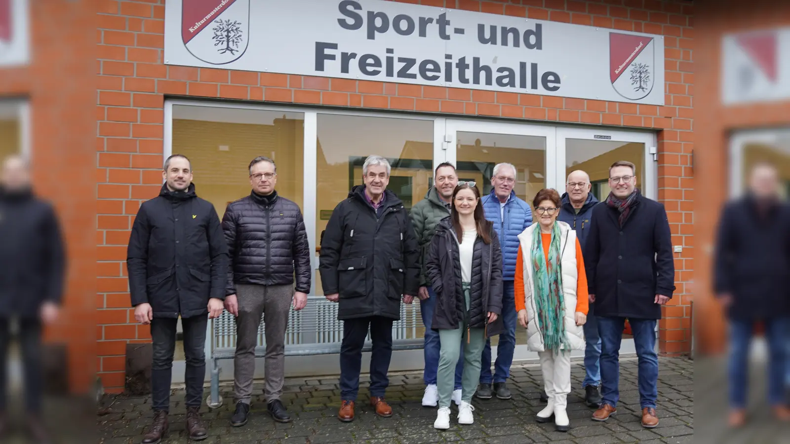 Die Sport- und Freizeithalle Bökendorf ist nun für alle Gäste barrierefrei zugänglich, ein weiterer Meilenstein in Richtung Inklusion, (v.l.) Tim Lütkemeier, Planer Stefan Koßmann, Bürgermeister Hermann Temme, Helmut Bolte und Annabell Starke-Uzun vom Sportverein SV 21 Bökendorf, Norbert Loermann, Ursula Grewe, Detlef Bargholt und Alexander Kleinschmidt. (Foto: Stadt Brakel)