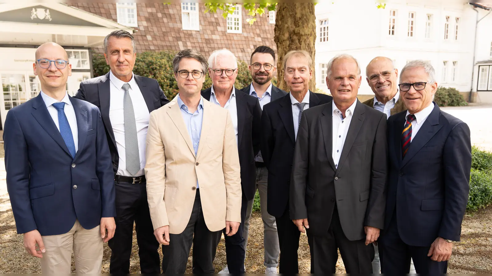 Experten referieren bei der 45. Fortbildungstagung der Klinik für Orthopädie des St. Vincenz Hospitals Brakel im Gräflichen Park (von links): Dr. Dragan Jeremic (Brakel), Dr. Mariusz Wojciechowski (Lage), Dr. Rainer Lüttmann (Brakel/Detmold), Dr. Thomas Leonhard (Viernheim), Dr. Robert Luckner (Brakel/Detmold), Dr. Andreas Ottersbach (Brig, Schweiz), Prof. Dr. Rolf Haaker (Brakel), Prof. Dr. habil. Wolfram Mittelmeier (Rostock), Prof. Dr. Martin Engelhardt (Osnabrück). Auf dem Foto fehlt Dr. Werner Hettwer (München). (Foto: KHWE)