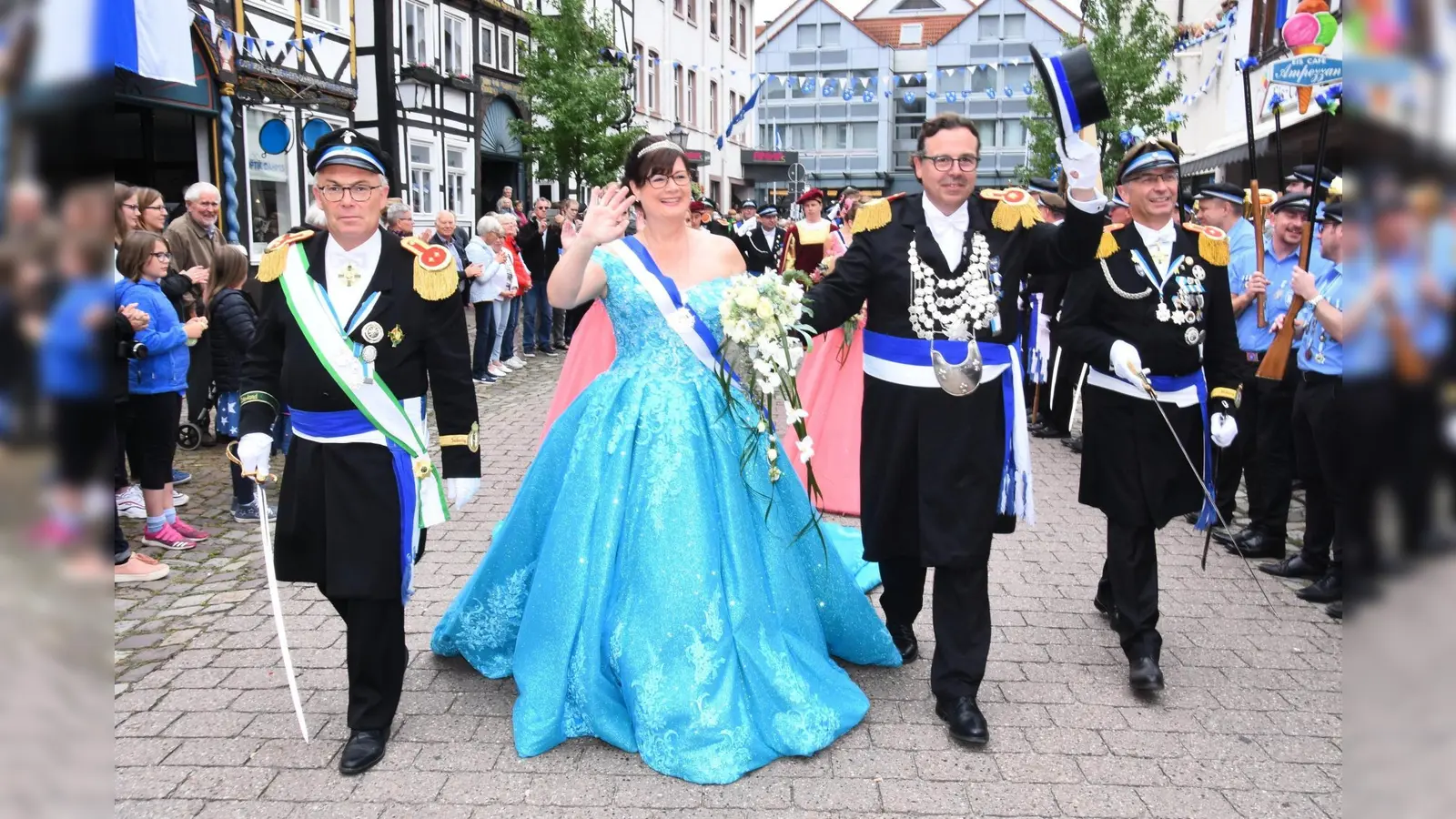 Die Beverunger Majestäten, I.M. Sonja Haase und S.M. Ralf Göllner, eskortiert von Major Dr. Norbert Richter (r.) und Oberst Georg Dressler beim Festzug vor vier Jahren. (Foto: Peter Vössing)