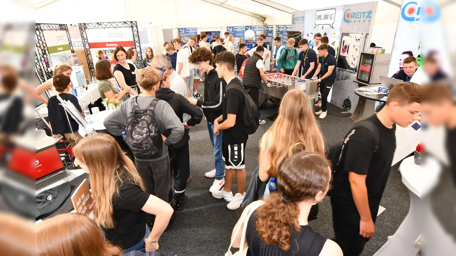 Mehr als 100 Unternehmen und Institutionen aus der Region präsentieren Schülerinnen und Schülern und Eltern auf der dreitägigen Messe „STEP1 2024“ Angebote rund um Praktikum, Ausbildung und Studium. (Foto: Kreishandwerkerschaft Höxter-Warburg)