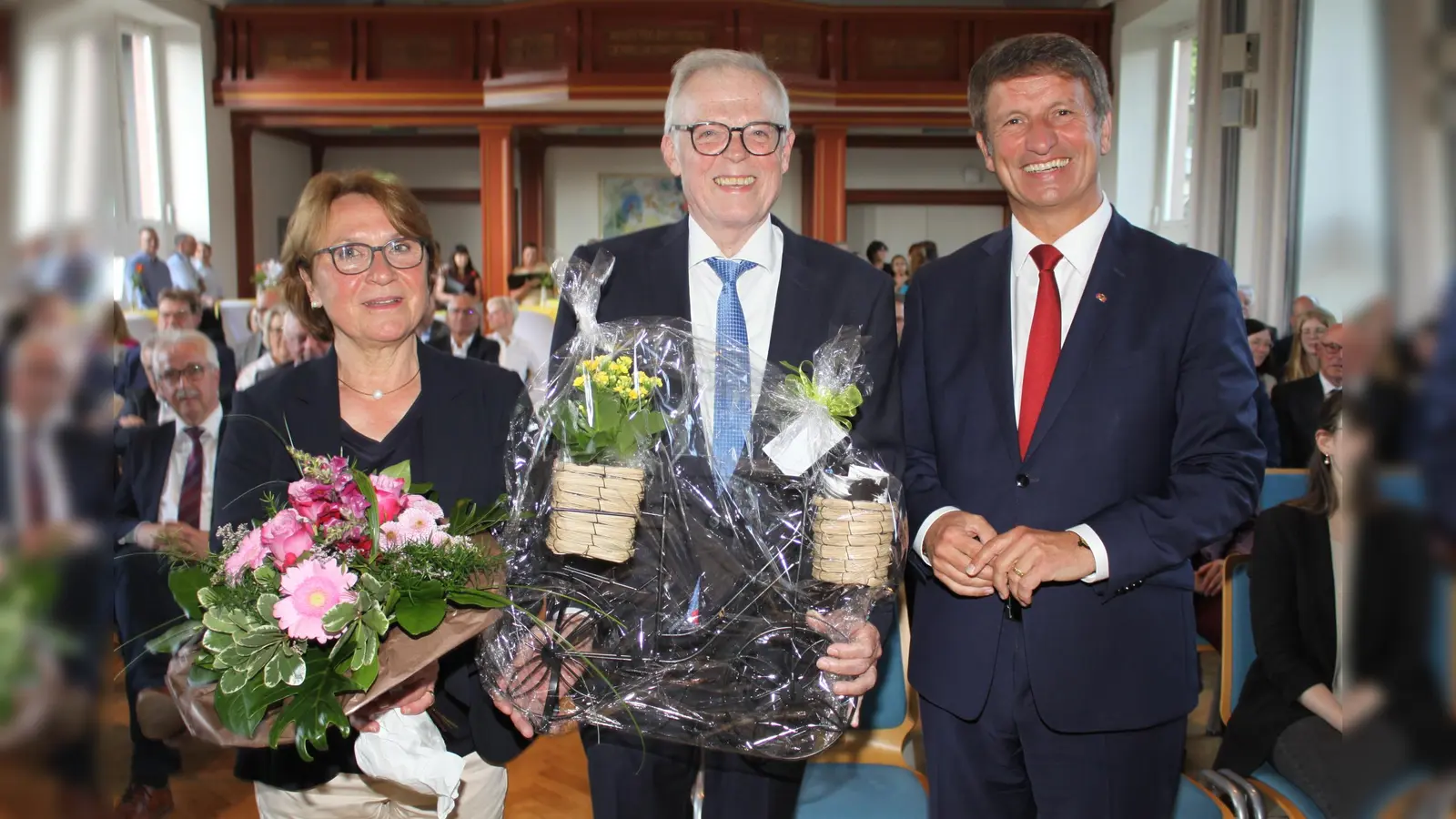 Bei der Verabschiedung von Kreisdirektor Klaus Schumacher würdigte Landrat Michael Stickeln seine Verdienste und wünschte ihm und seiner Ehefrau Annette für den neuen Lebensabschnitt Gesundheit, Freude und Gottes Segen. (Foto: Kreis Höxter)