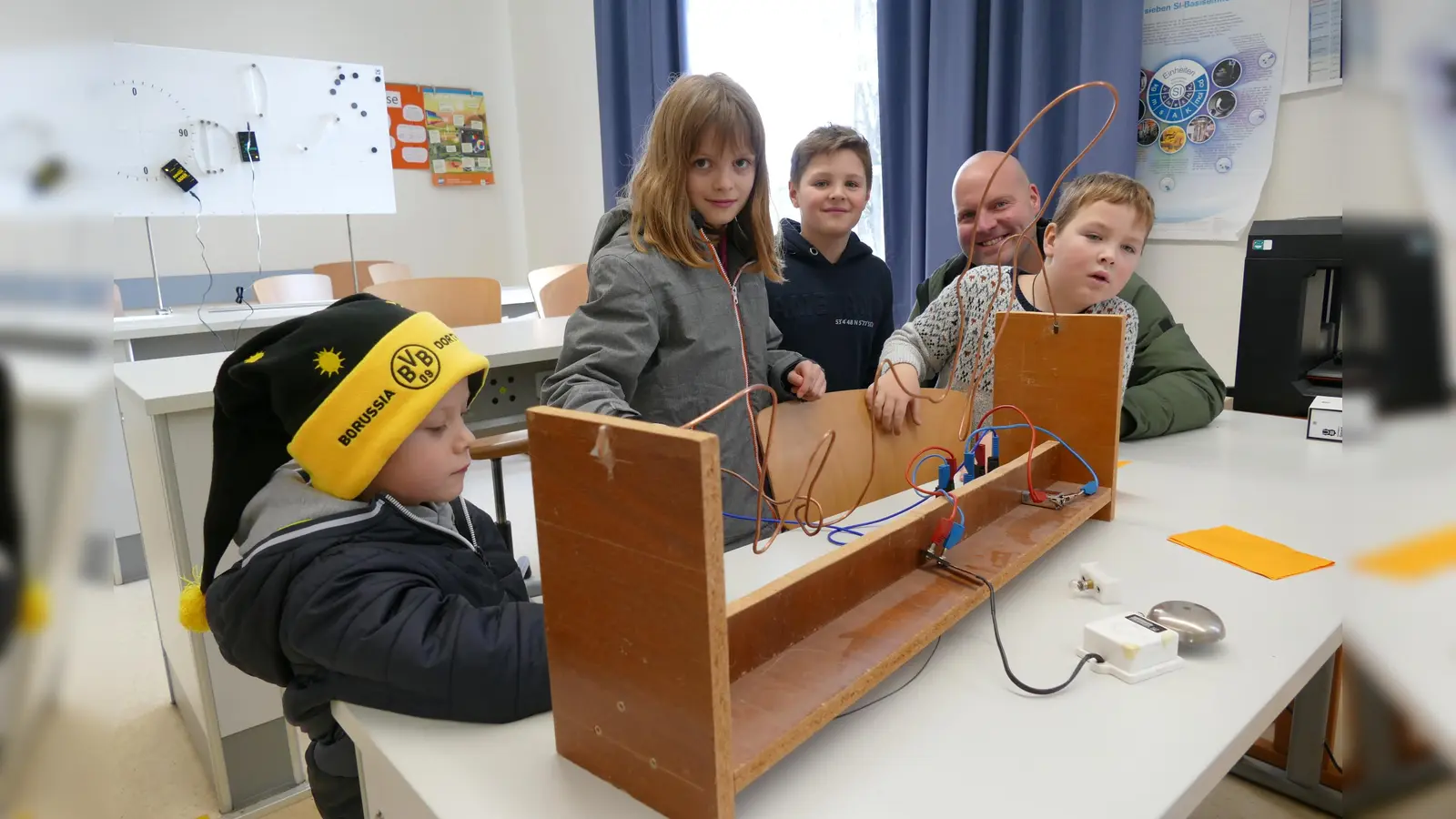 Viel Freude bereiteten den Besucherinnen und Besuchern u. a. die Experimente im Fachraum Physik. (Foto: privat)