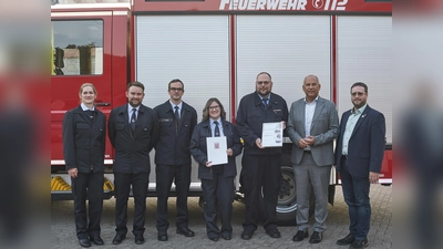 Freuen sich über die Auszeichnung ihrer Arbeit (v.l.): Lisa Twele (2. Vorsitzende), Moritz Rüdiger (stellv. Wehrführer), Christian Twele (Wehrführer), Friederike Baumann (Vorsitzende) und Tobias Reidelbach (Stadtbrandinspektor). Die Auszeichnung überreichte Innenminister Roman Poseck im Beisein von Bürgermeister Manuel Zeich. (Foto: Stefan Bönning)