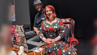 Kriminalpsychologin Lydia Benecke mit ihrem Lebensgefährten und Tour Manager Sebastian Burda auf der Bühne der Stadthalle Beverungen. (Foto: Kulturgemeimeinschaft Beverungen)