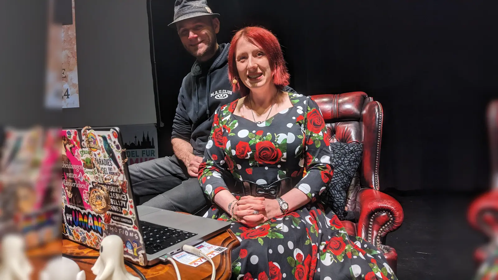 Kriminalpsychologin Lydia Benecke mit ihrem Lebensgefährten und Tour Manager Sebastian Burda auf der Bühne der Stadthalle Beverungen. (Foto: Kulturgemeimeinschaft Beverungen)