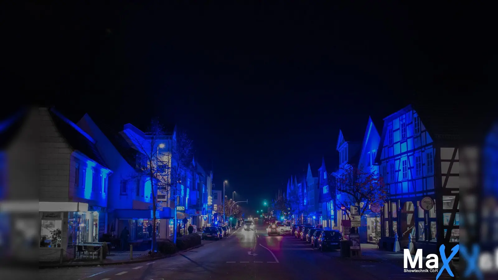 Blau leuchten die Häuserzeilen beim „Blue Friday”.  (Foto: Beverungen Marketing)