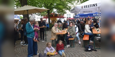 Das Blütenfest war gut besucht und der Kellerplatz der gemütliche Mittelpunkt. (Foto: Barbara Siebrecht)