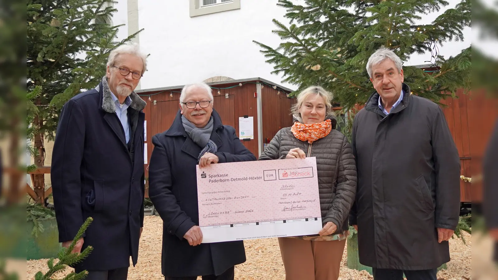 1.300 Euro für die „Aktion-Löwenmama“: (v.l.) Rechtsanwalt Manfred Claes (Geschäftsführer des Chorverbandes), Heinz Hartmann (Vorsitzender), „Löwenmama“ Susanne Saage und Brakels Bürgermeister Hermann Temme. (Foto: Stadt Brakel)