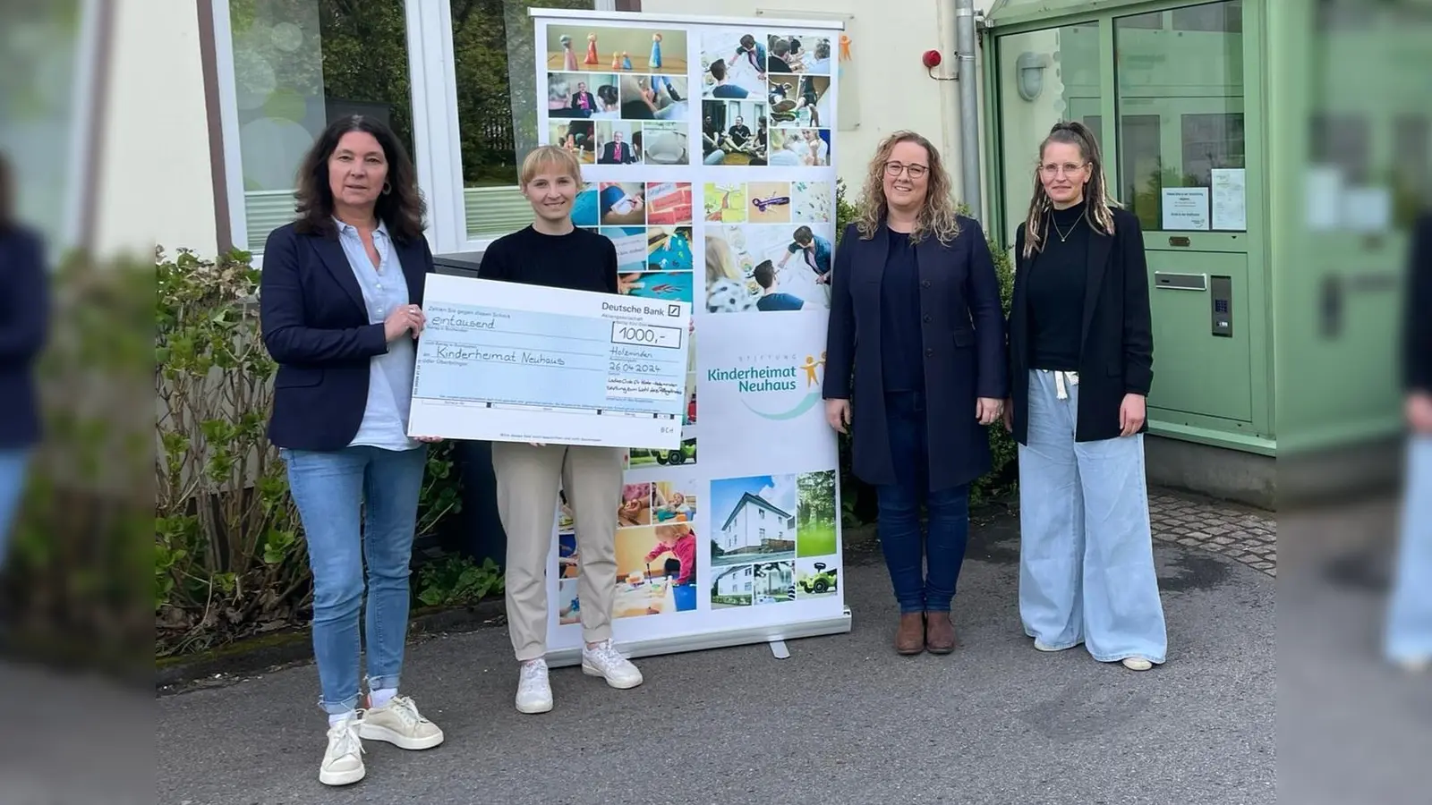 Spendenübergabe (v.l.): Julia Ebel (stellv. Einrichtungsleitung Stiftung Kinderheimat Neuhaus), Lina Künnecke (Vorstandsmitglied Ladies‘ Circle 64), Miriam Bullmann (Präsidentin Ladies‘ Circle 64), Andrea Stiebel (Geschäftsstellenleitung Stiftung zum Wohl des Pflegekindes) (Foto: privat)